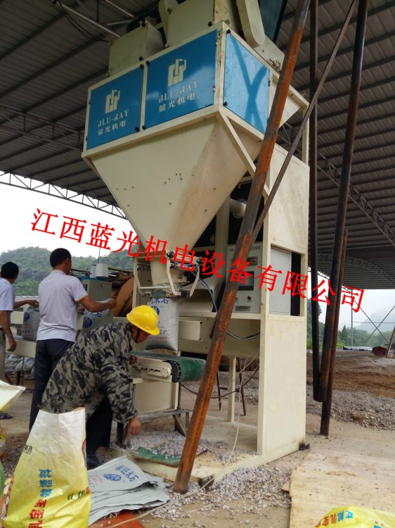 全自动石英砂快速自动定量包装机视频