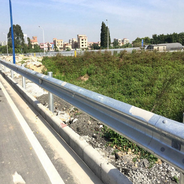 波形高速公路护栏板 防撞护栏道路侧中央隔离带交通护栏直销批发