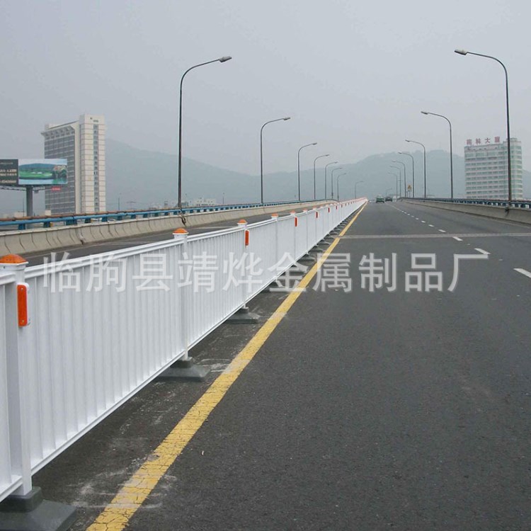 供应锌钢道路护栏 高速公路防撞护栏批发 临朐厂家直销市政护栏