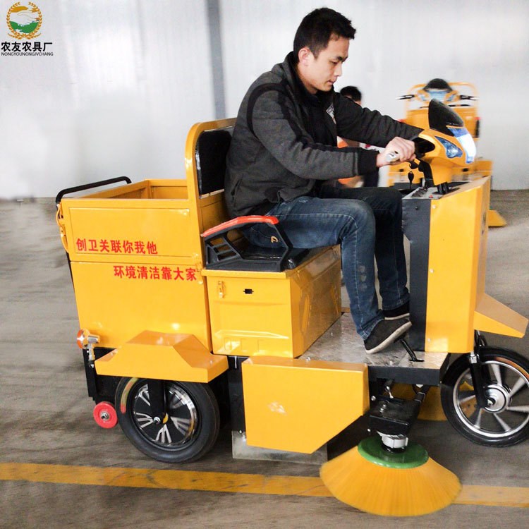 道路清扫车  环卫垃圾清扫车   马路道路清扫机 工厂学校洒水车