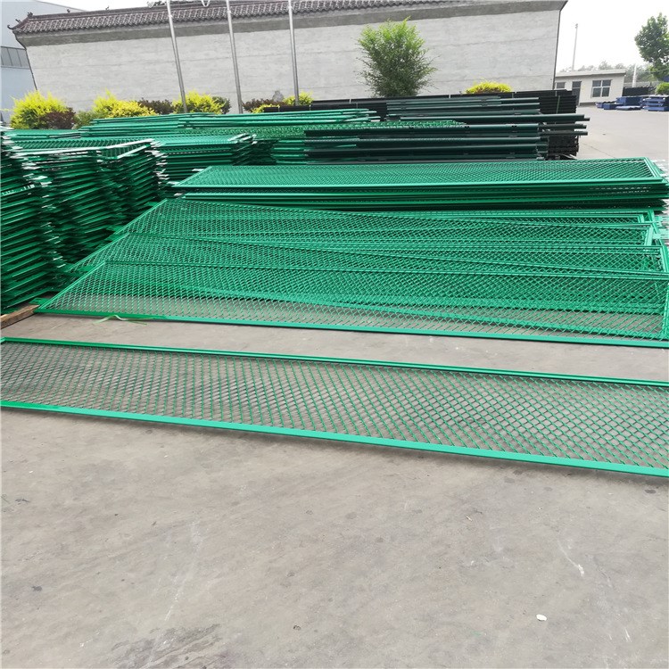 朋英 长期供应 厂家销售  高速公路中央钢板网 浸塑拉伸隔离栅