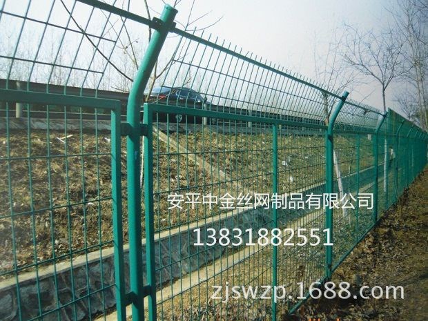 生产批发公路铁路双边框架护栏网三角折弯护栏网小区球场车间围栏