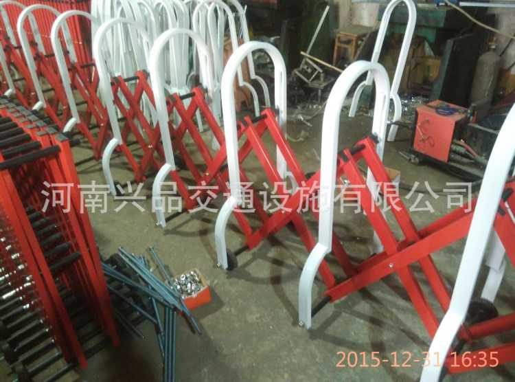 河南安阳厂家现货直销高速收费站伸缩护栏 活动围栏 移动式护栏