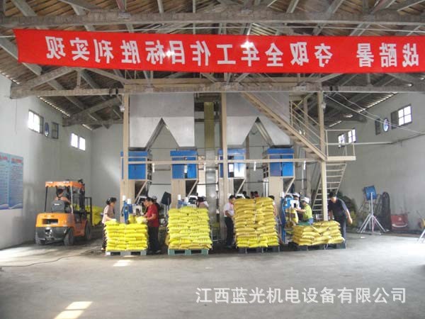 全自动全价饲料快速定量包装机器和包装设备 产量可达600包/小时