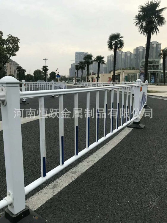 郑州厂家定制道路施工市政隔离栏、防护铁马、不锈钢护栏围栏