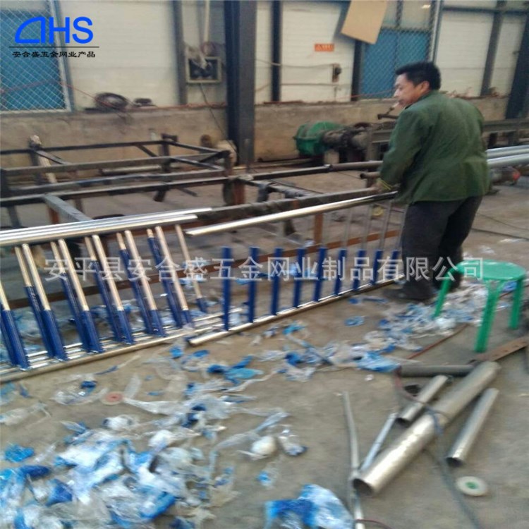 广东304不锈钢复合管护栏 市政道路栏杆 河道镀锌钢管护栏