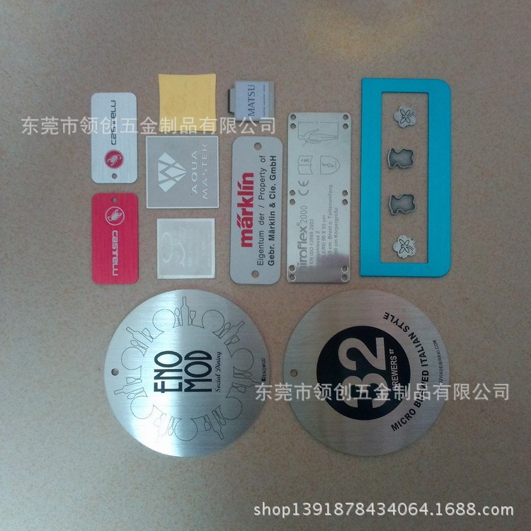 锌合金带脚标牌 皮具小五金logo牌 箱包卡扣铭牌