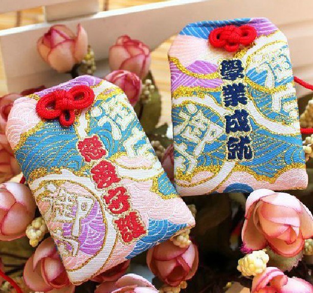 桜の刺繍がかわいらしい交通お守りです交通御守H0114