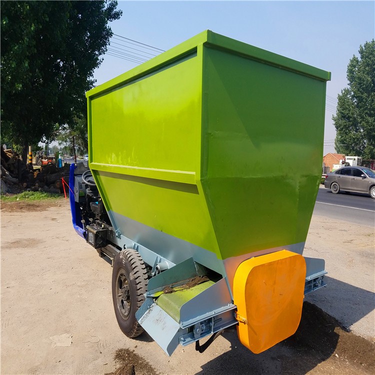 喂牛专用饲料喂料车 小型牛饲料喂料车 撒料车价格