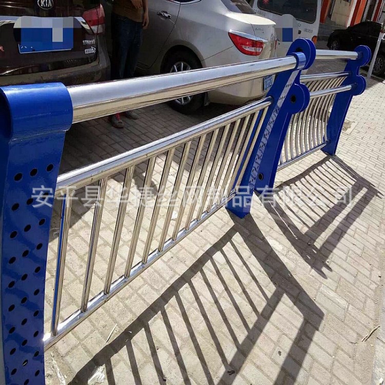 生产不锈钢复合管桥梁防撞栏 钢管栏杆工程标准品质