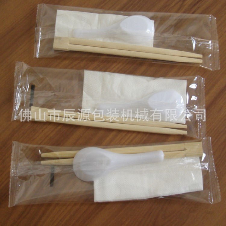 包装塑料勺子包装机，枕式刀叉包装机，餐具打包机