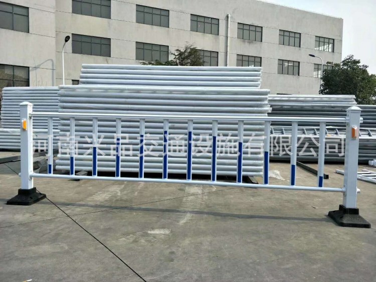 现货供应市政道路护栏 机非隔离栏杆 交通隔离护栏新乡厂家