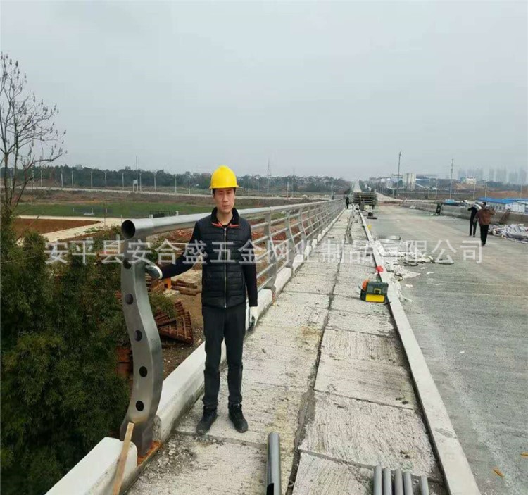 湖北护栏厂家加工定制防撞护栏 防撞灯光护栏 桥梁防撞护栏