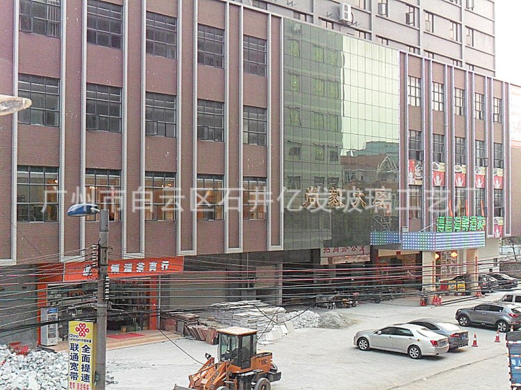 长期大量供应大厦外墙镀膜钢化玻璃及超大件19厘钢化玻璃及安装