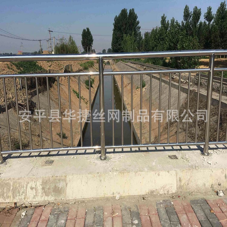 生产湖泊池湖专用的不锈钢扶手管护栏 桥梁防撞护栏支架