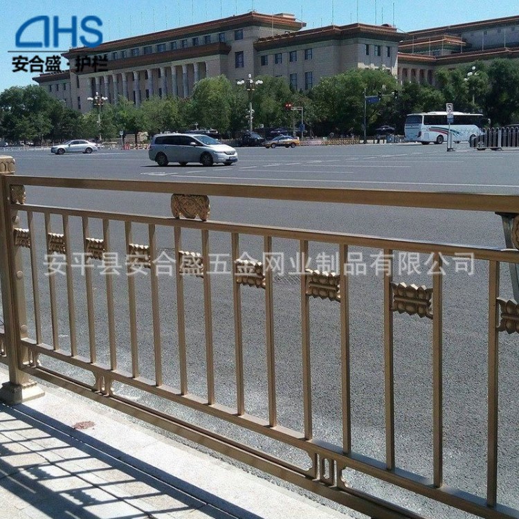金黄铁艺隔离防撞护栏 镀锌管古铜色围栏 人行横道金色道路护栏