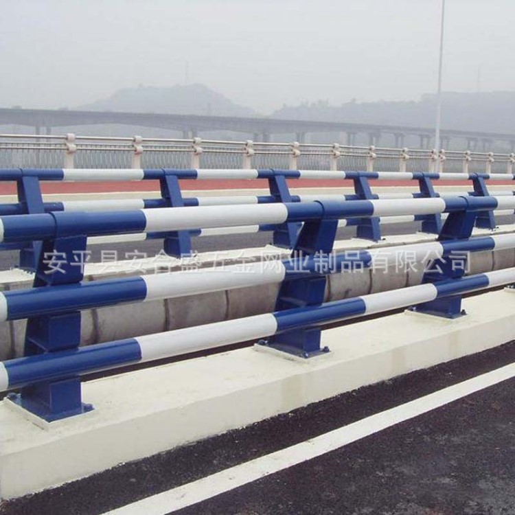 广西高速公路防撞护栏 喷塑碳钢管q235材质栏杆 厂家定制