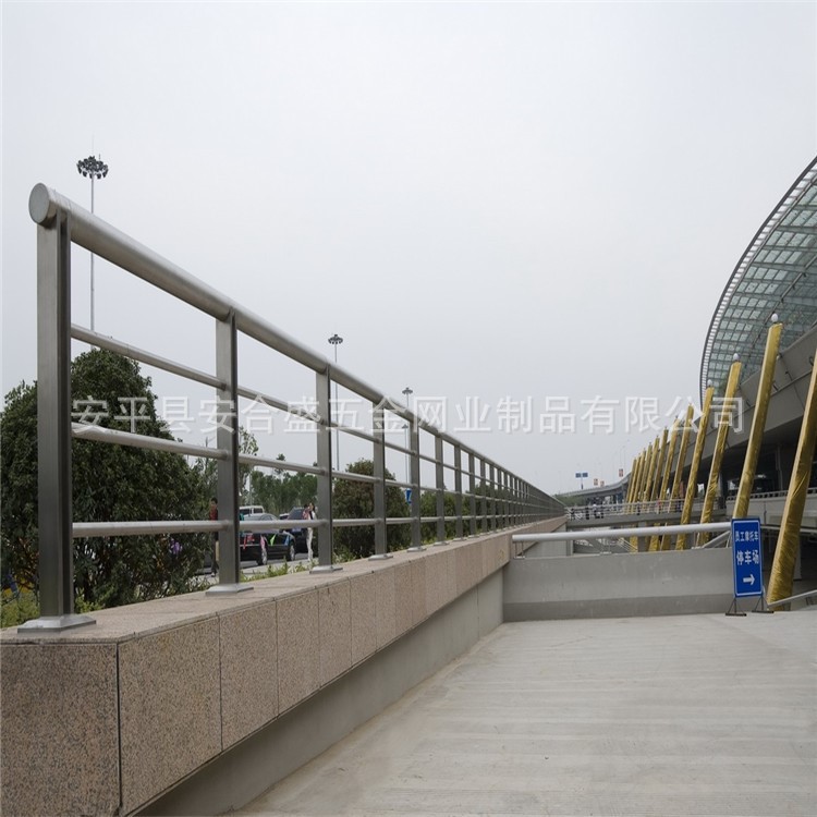 厂家生产不锈钢复合管防护栏 底座桥梁路桥人行道分隔市政工程