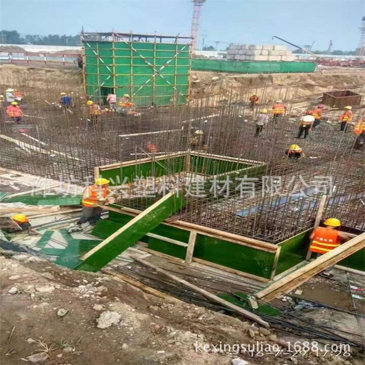 覆膜建筑模板生产线 PVC绿膜塑面防水模板挤出机塑面建筑模板设备