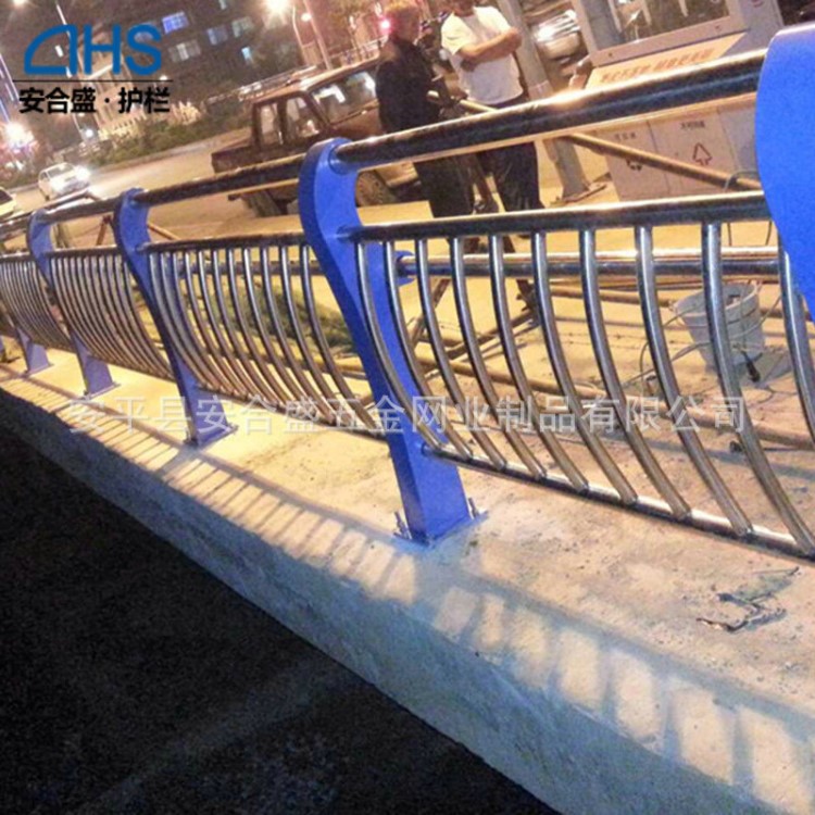 建筑物阳台防护栏 景观防锈围护栏杆 道路不锈钢复合管护栏