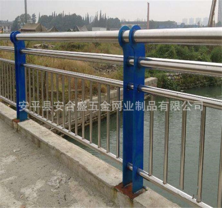 重庆护栏厂家加工定制防撞护栏 高速桥梁防撞护栏价格