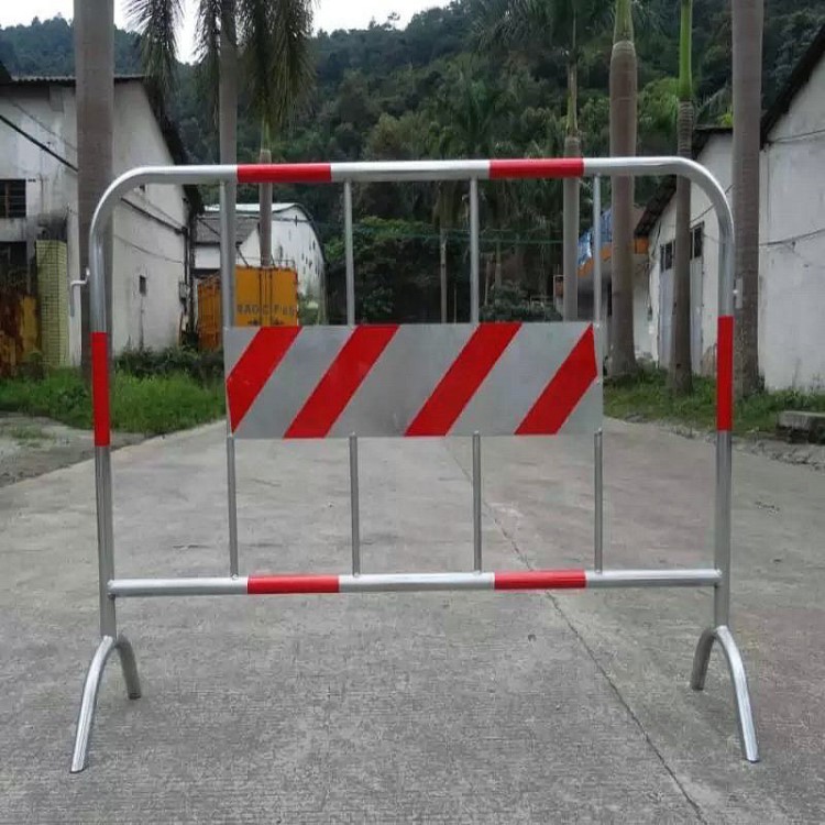道路施工移动隔离防撞栏 镀锌钢管铁马护栏 铁马临时护栏