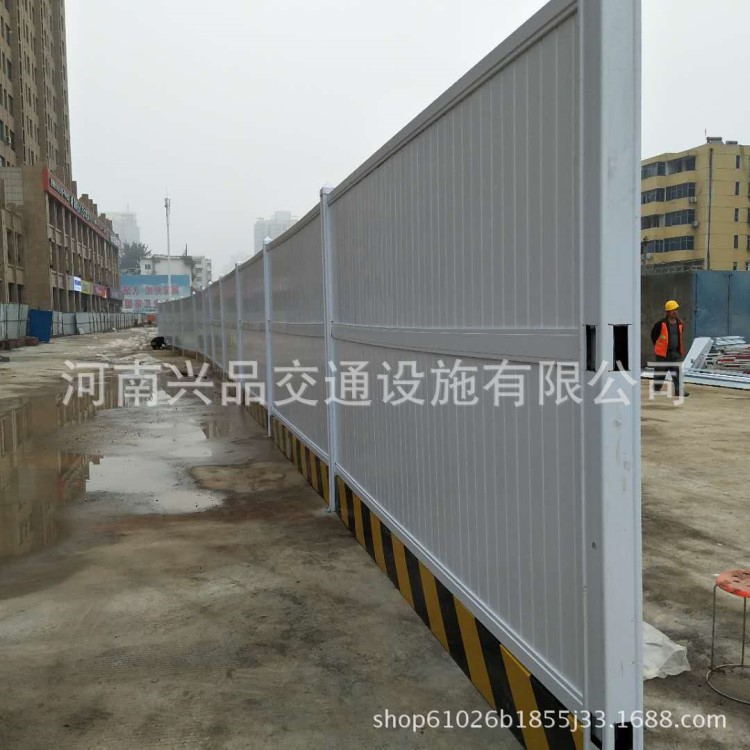 河南信阳pvc施工围挡 铁皮彩钢板工程围挡厂家定做带安装 有现货
