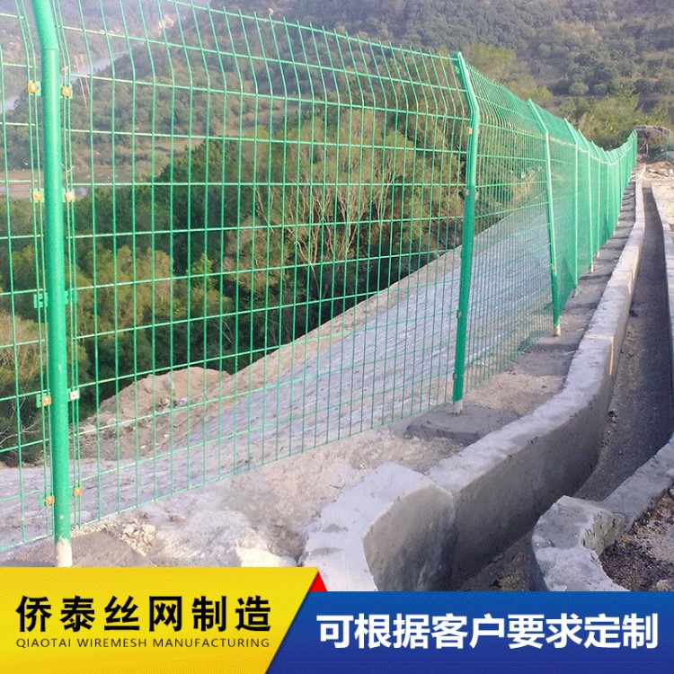 护栏网厂家定做浸塑公路防护网 供应高速公路三角隔离防护护栏网