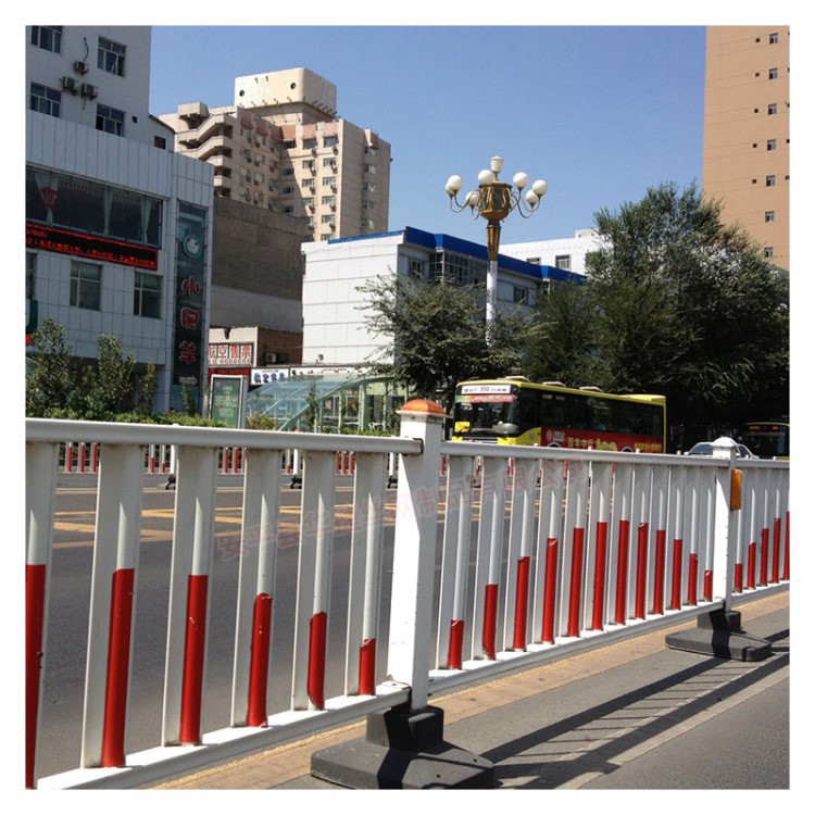 道路护栏现货上海火车站市政护栏大量库存锌钢道路护栏品质