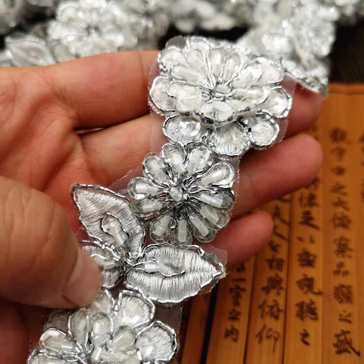 现货工厂直销辅料刺绣花边手工钉珠花朵婚纱服饰童装配件蕾丝绣花
