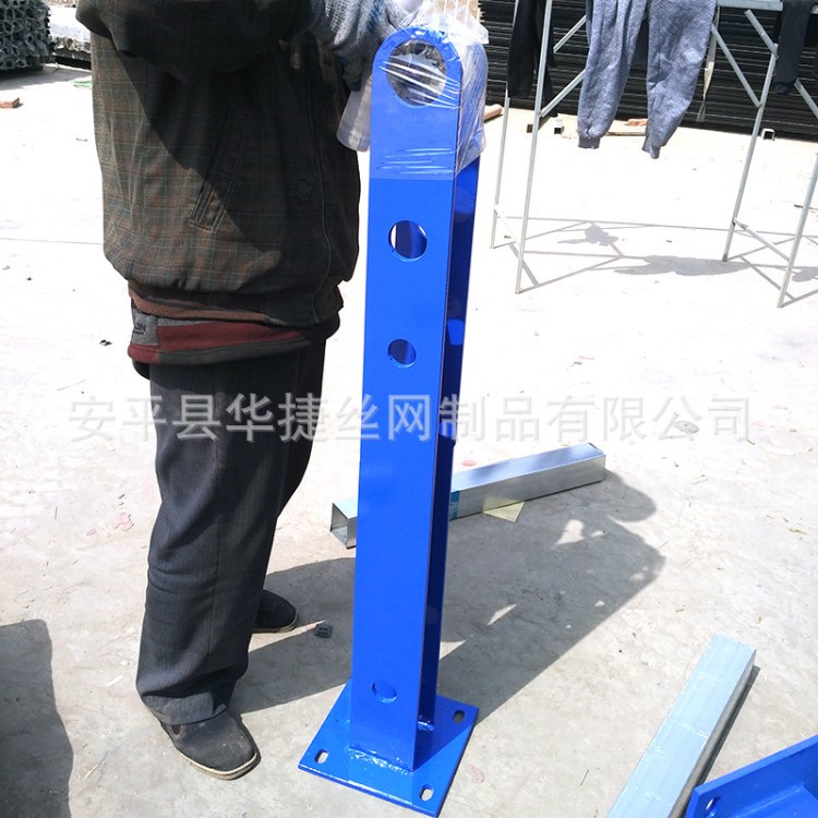 加工定做镀锌钢板立柱 钢管立柱式钢板围挡 市政桥梁护栏